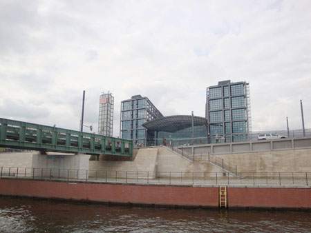 Wir sehen noch einmal den Hauptbahnhof und unterqueren die Fußgängerbrücke zum Regierungsviertel.