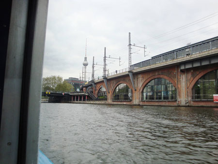 S-Bahnhof mit Fernsehturm