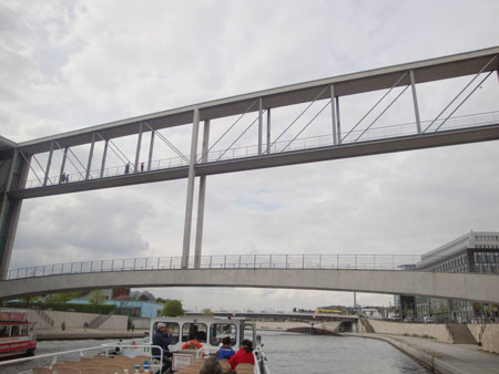 Die Verbindungsbrücke für Fußgänger über die Spree am Paul-Löbe-Haus