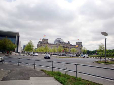 Paul-Löbe-Haus und Reichstagsgebäude
