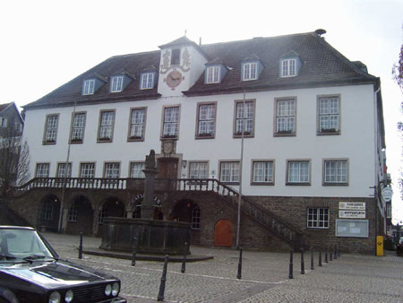 Rathaus mit Brunnen