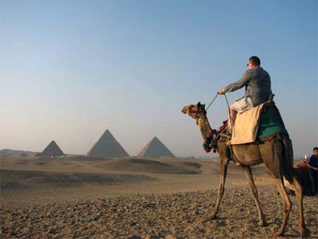 aegypten wueste pyramide