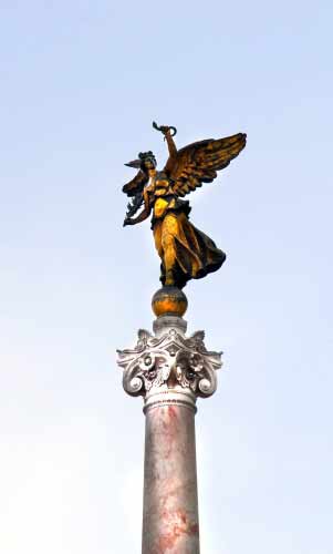 Statue Geflügelte Siegesfrau - Goldskulptur 
