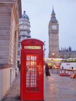 LONDON: typische rote Telefonzelle und der Big Ben im Hintergrund