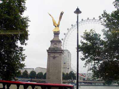 Adler Statue mit London Eye