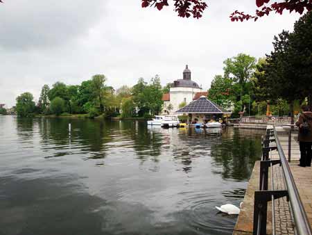 Im Urlaub spazieren gehen an der Spree-Promenade