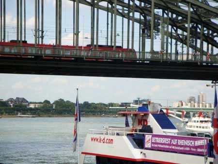 Boot und Bahn am Rhein