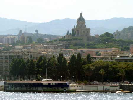 Blick auf Messina von der Fähre