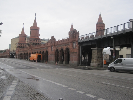 Straße und Bahntrasse