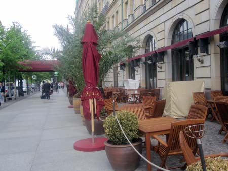 Unter den Linden vor dem Hotel Adlon