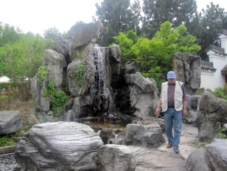 Felslandschaft mit Wasserfall