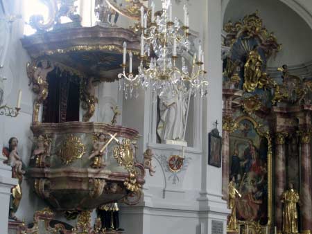 Kanzel, Altar und Kronleuchter