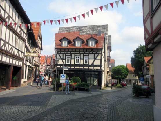 Alsfeld - kleines Fachwerkhäuschen an der Straßengabelung