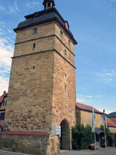 Stadtturm mit Torbogen