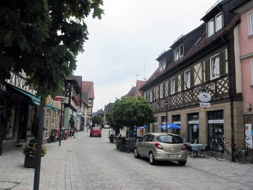 Viele Geschäfte und Cafés