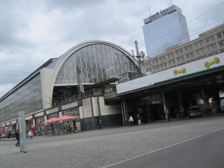 border="1"Bahnhofsbrücke am Alexanderplatz