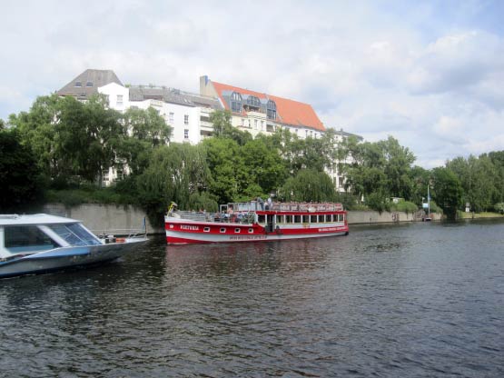 Reger Schiffsverkehr auf der Spree