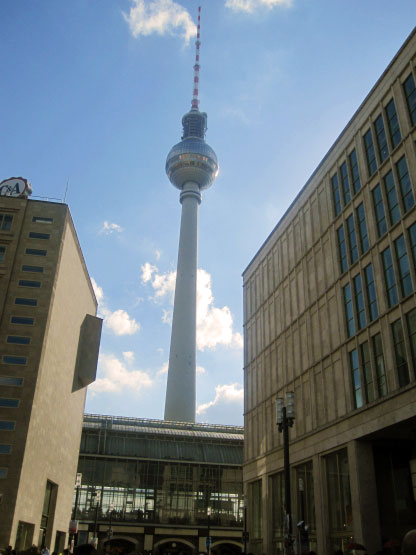 Berlin Fernsehturm - hinterm Bahnhof