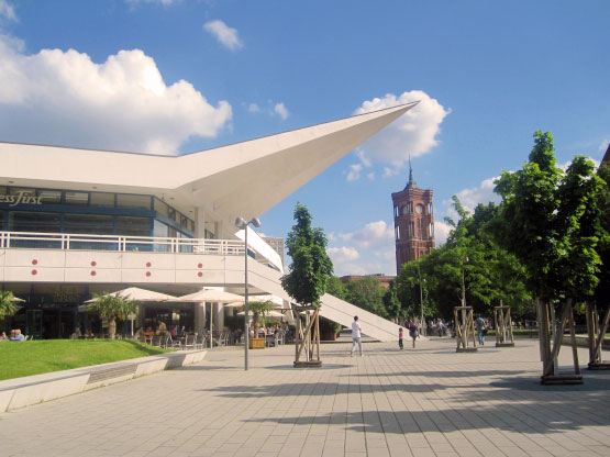 Rotes Rathaus, Berlin, Eingangsgebäude des Fernsehturms