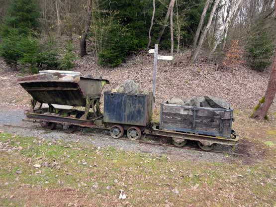 Bahn mit Vulkangestein