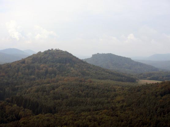 Blick auf Burg Trifels von Gossersweiler-Stein