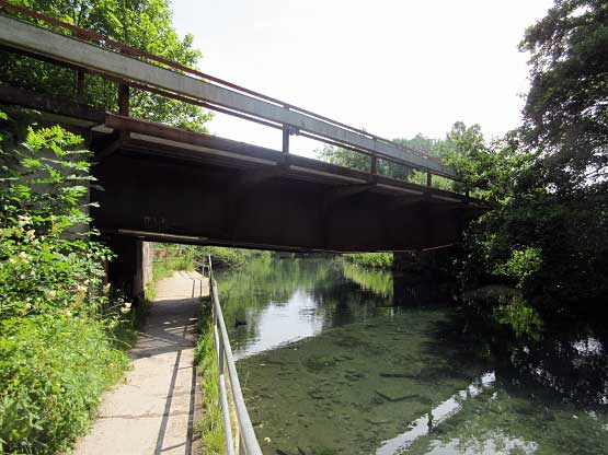 Bahnbrücke über Wanderweg und Brenz