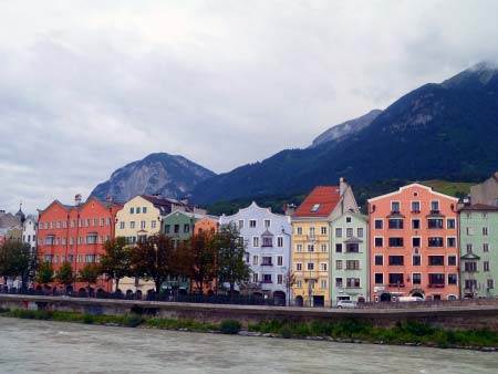 Bunte Fassaden am Ufer des Inn