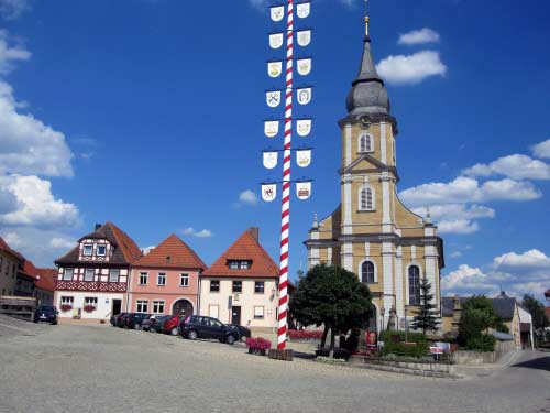 Marktplatz und Kirche