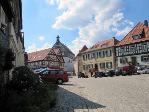 Marktplatz mit Außengastronomie und Rathaus