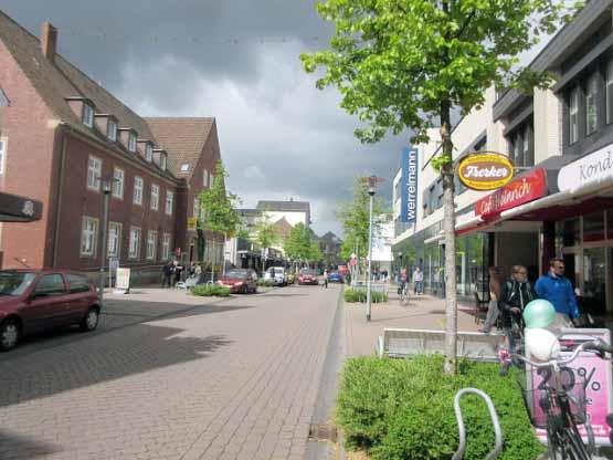 Bahnhofstraße mit Postamt