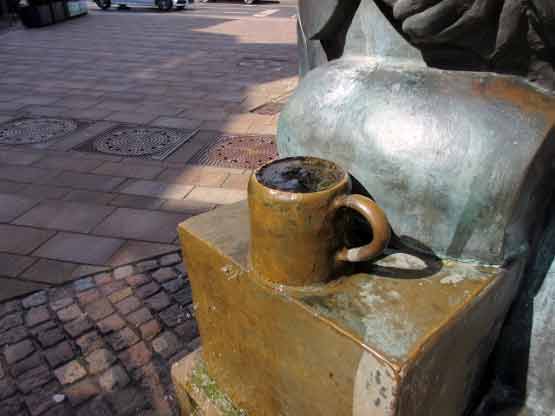 Gefüllter Bierkrug - Eberborg-Brunnen