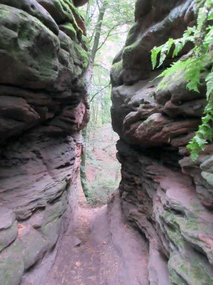 Wanderweg durch den Felsspalt