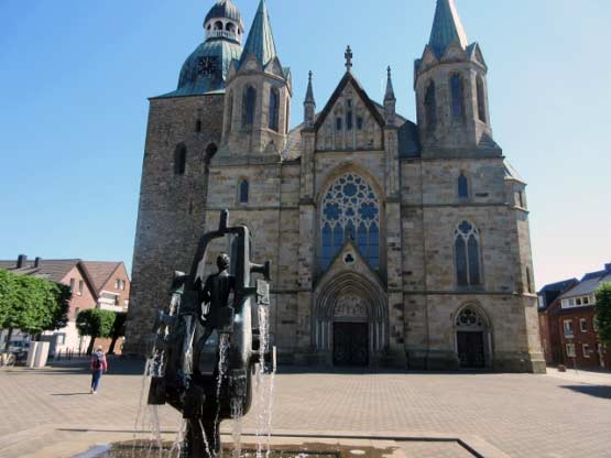 In kurzer Zeit erreichen wir die St. Victor-Kirche.