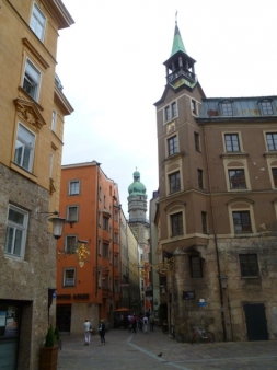 Der Stadtturm im  Hintergrund