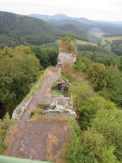 Blick von oben auf die mittleren Burgteile.