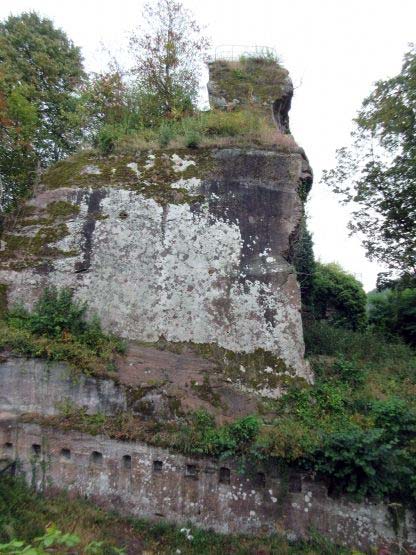 Felswand zwischen den Burgteilen