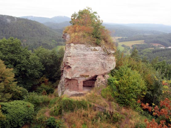 Nebenfelsen, auch voller Kammern.