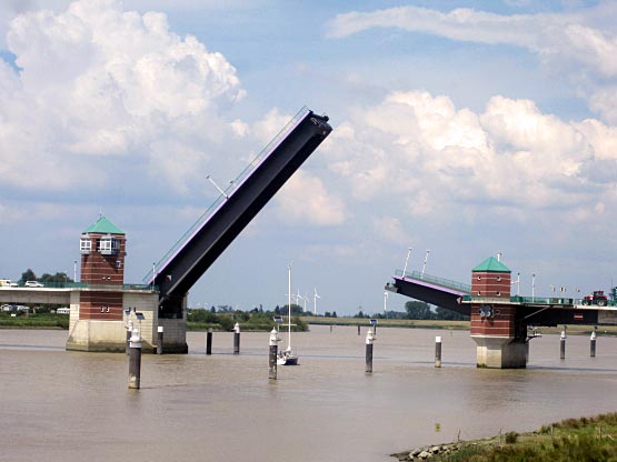 Emsbrücke offen - dieser Segler hat Vorrang.