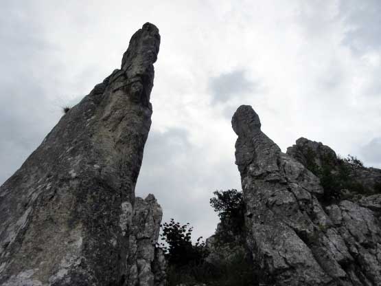 Aparte Felsen mit leicht gebogenen Köpfen