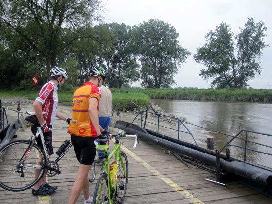 Radfahrer und auch Autos werden befördert.