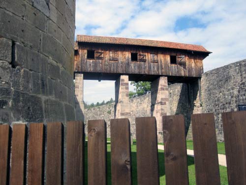 Brücke zwischen Mauer und Festung.