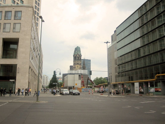 Gedächtniskirche vom Bahnhof Zoo aus