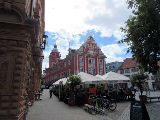 Historischer Marktplatz mit Rathaus