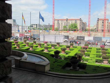  Heckenlabyrinth und Kaufhaus-Baustelle