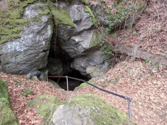 Rother Mühlsteinhöhle - Höhleneingang mit Treppe