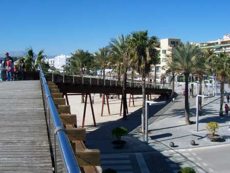 Holzstege und Platz in Port d'Alcudia