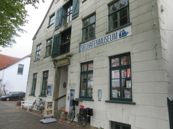 Zweites Gebäude des Sielhafenmuseums, direkt an der Sielschleuse.