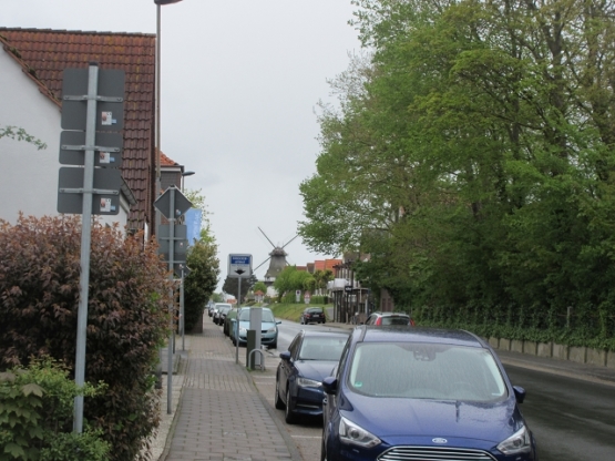 Alte Windmühle an der Straße nach Neuharlingersiel.