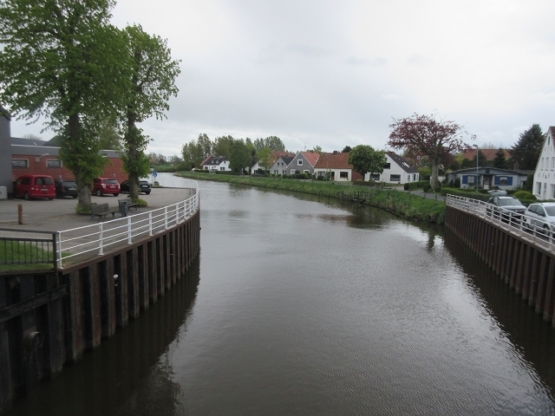 Von der Schleuse blicken wir auf den Binnensiel, also in Richtung Inland.