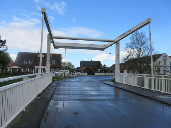 Straßenbrücke über die Schleuse